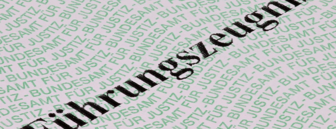 Grafik mit dem Wort „Führungszeugnis“ vor einem Muster aus dem Schriftzug „Bundesamt für Justiz“.