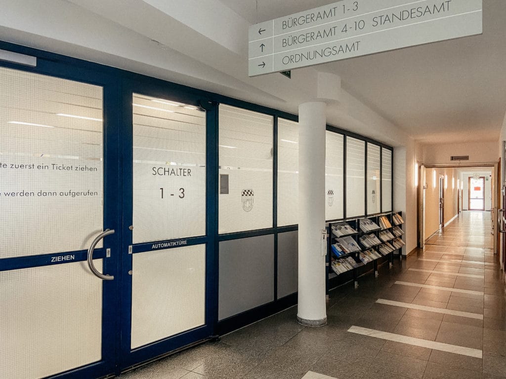 Flur im Rathaus mit Hinweisschildern zum Bürgeramt und Standesamt sowie Türen zu den Schaltern 1 bis 3
