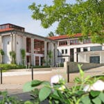 Rathaus der Stadt Deggendorf Ansicht des Deggendorfer Rathauses mit modernem Gebäudeteil, Vorplatz und Bäumen im Vordergrund