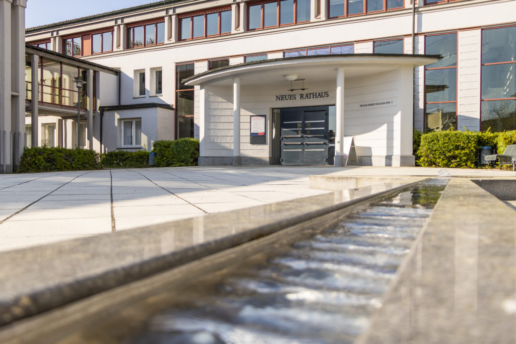 Neues Rathaus in Deggendorf Eingangsbereich des Neuen Rathauses in Deggendorf mit flachem Wasserlauf im Vordergrund
