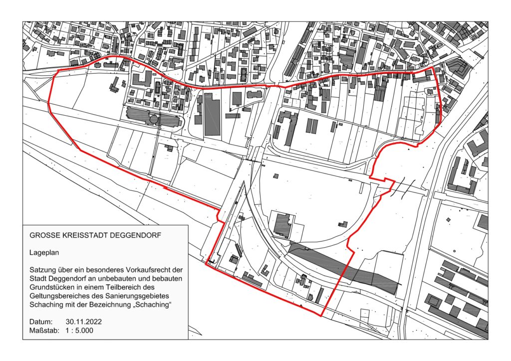 Lageplan des Geltungsbereichs in Schaching Schwarzweißer Lageplan mit rot umrandetem Geltungsbereich im Deggendorfer Stadtteil Schaching und Textfeld zur Satzung über einen besonderen Vorkaufsort der Stadt Deggendorf.