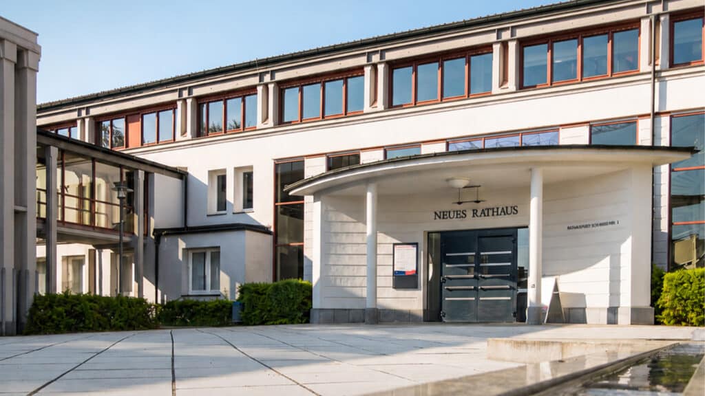 Neues Rathaus Deggendorf Eingangsbereich des Neuen Rathauses mit überdachtem Portal, Glastüren und Vorplatz bei Tageslicht