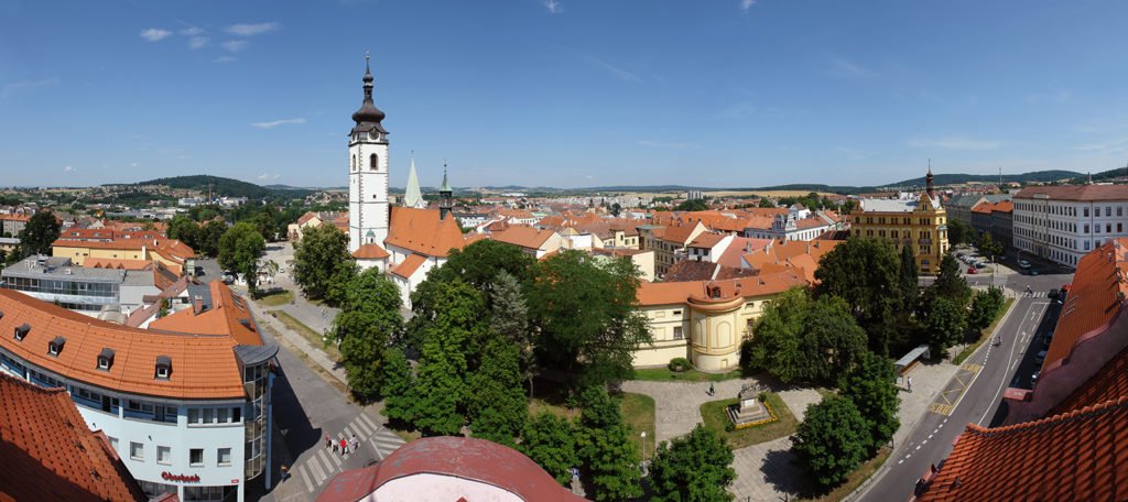 Panoramablick über die Altstadt von Písek mit roten Ziegeldächern, der Kirche St. Maria Geburt und umliegenden Straßen